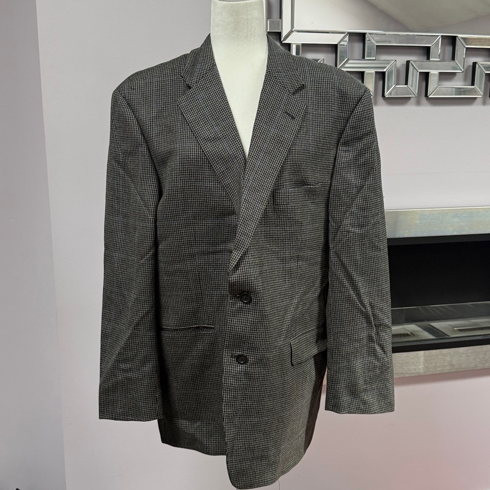 Men’s BURBERRY london 3 botton houndstooth blazer in a 46 R